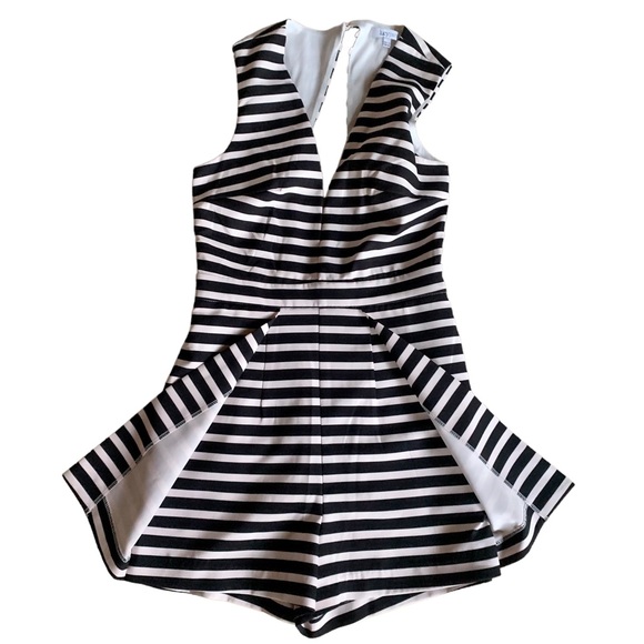 EUC Lucy Paris black and white striped deep v romper w/ pockets & pleats. Sz S. - Picture 4 of 11